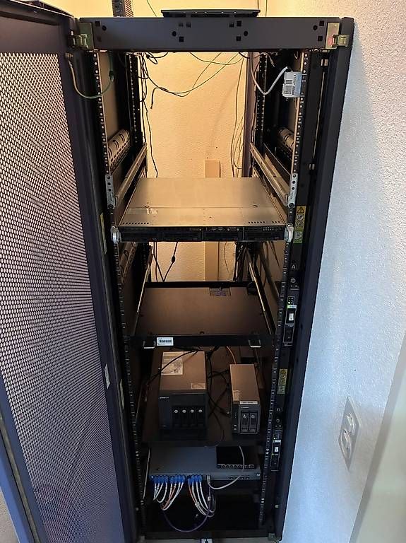 Racks & Cavalletti: Sun Microsystems Server Rack / Serverschrank, gebraucht – Usato da Au ZH venduto da Bus_Shop 2