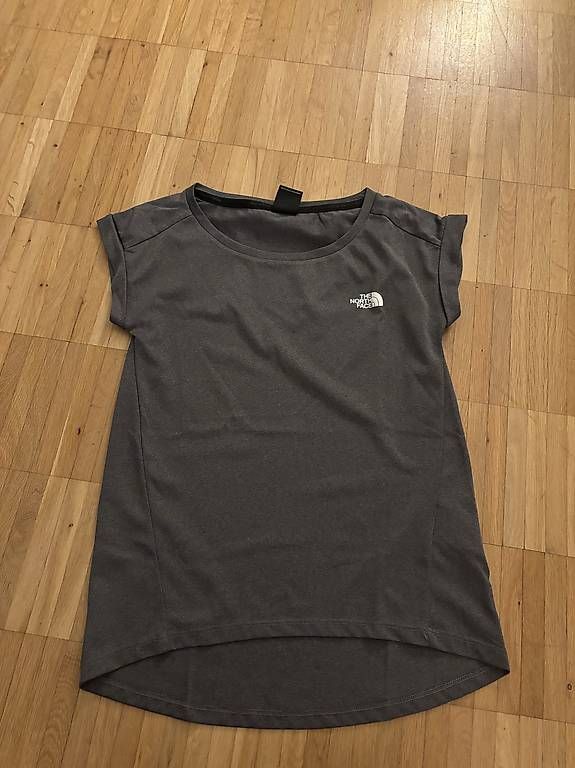 T-shirt: Northface Shirt Grau  – Usato da Rothrist venduto da sar_m7ry