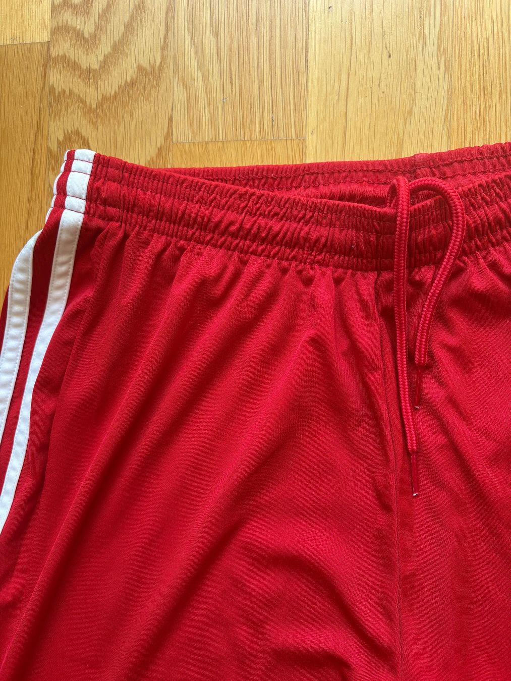 Adidas Pantaloni: rote Adidasshorts * Grösse L – Usato da Basel venduto da AufeinenBlick 3