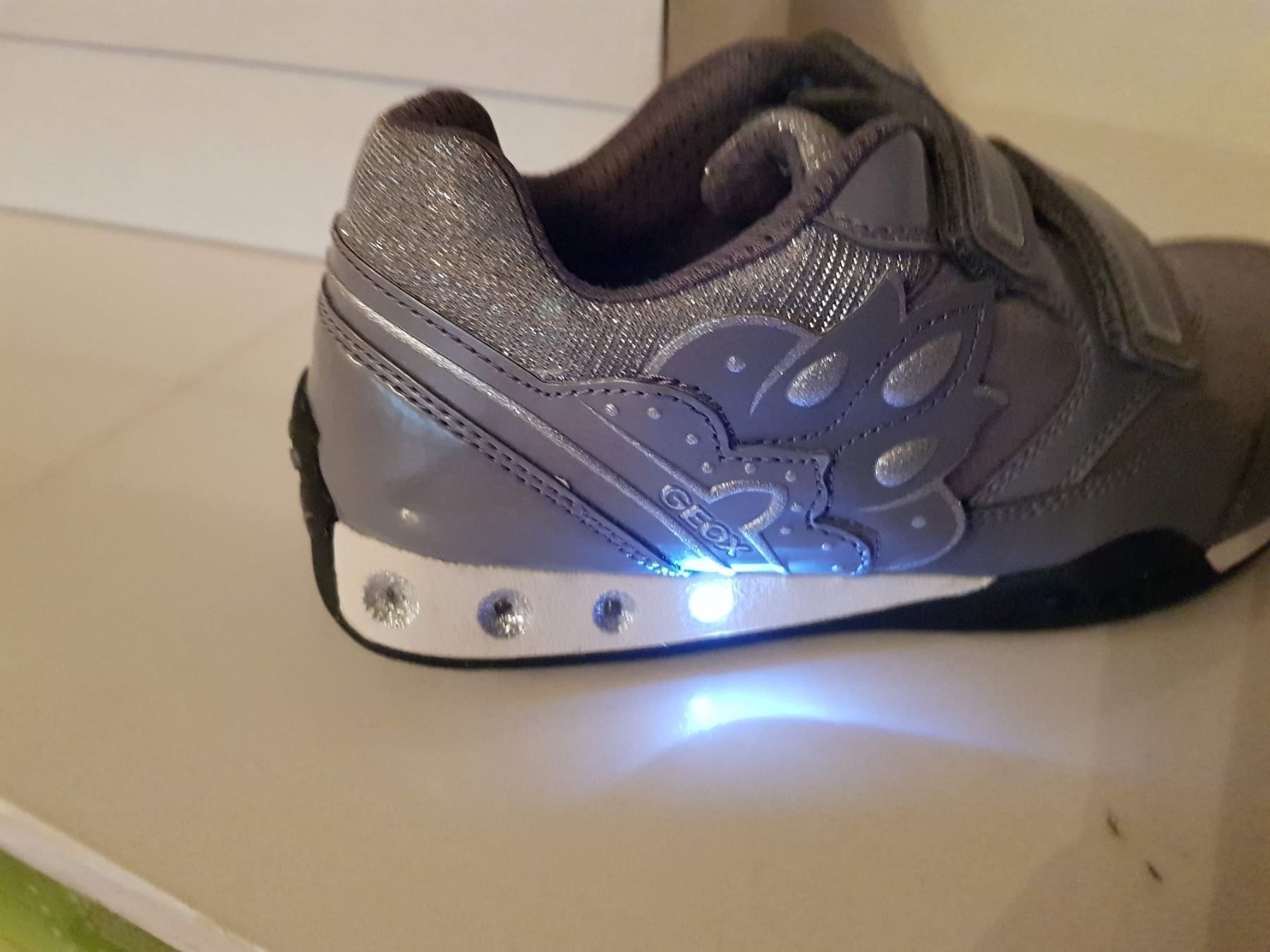 Geox Chaussures filles: Geox Sneaker mit Blinklicht Gr.35 – Neuf avec emballage d'origine à Reinach AG par innamac 3