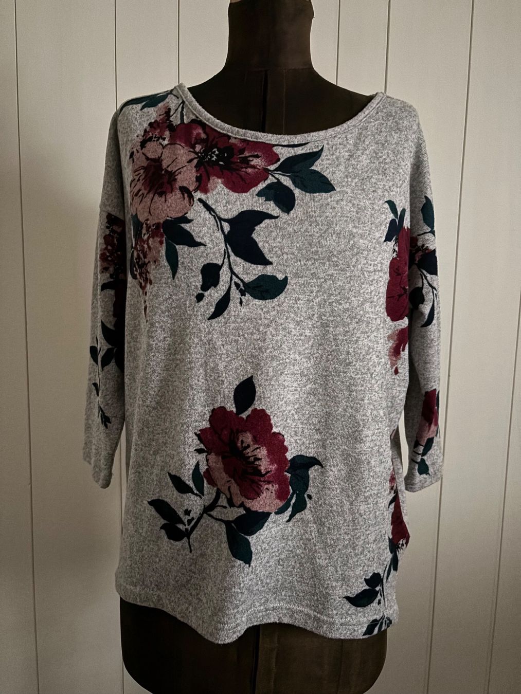 Only Pullover & Sweatshirts: Only 3/4 Arm Pullover grau mit Blumen - grosses XS – Gebraucht aus Kleinandelfingen von Baba23