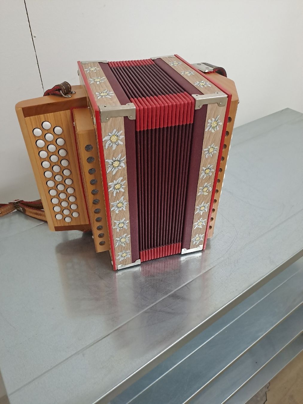Strumenti musicali: Aemmentaler orgeli ton B  – Usato da Villeneuve venduto da BibiVintage