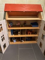 Puppenhaus mit Möbeln und Zubehör bespielt