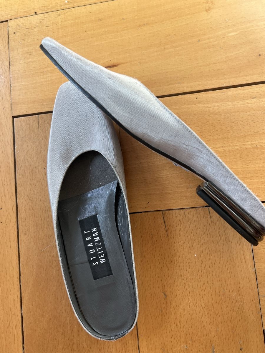 Stuart Weitzman Scarpe da donna: Stuart Weitzman Mules, pearl gray, Gr. 38 – Usato da Zürich venduto da Lumiluminous