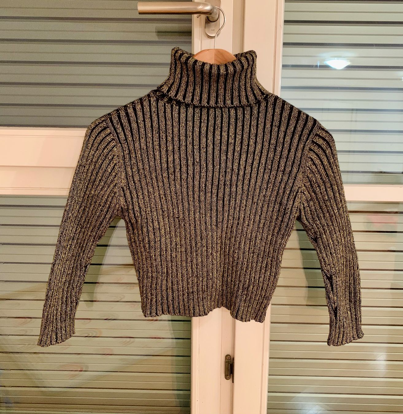 Mango Maglioni & Felpe: MANGO Rollkragenpullover, schwarz-gold gestreift, kurz – Usato da Maienfeld venduto da mar_59mb 2