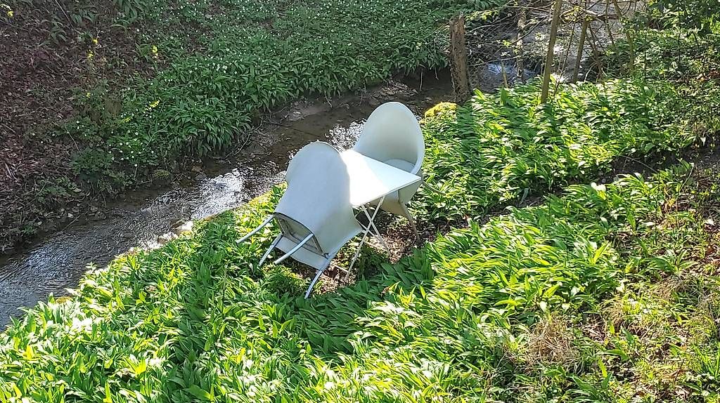 Set di tavolo e panche: 2 Gartenstühle, Tisch – Usato da Küttigen venduto da rijo26
