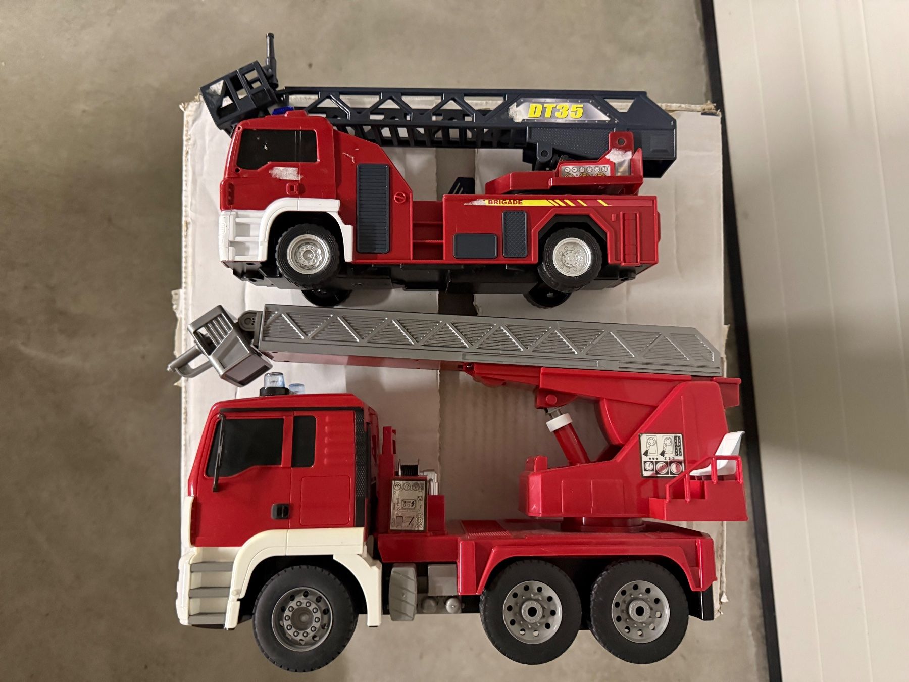 Spielzeuge: zwei Feuerwehrwagen – Gebraucht aus Richterswil von Radious 1