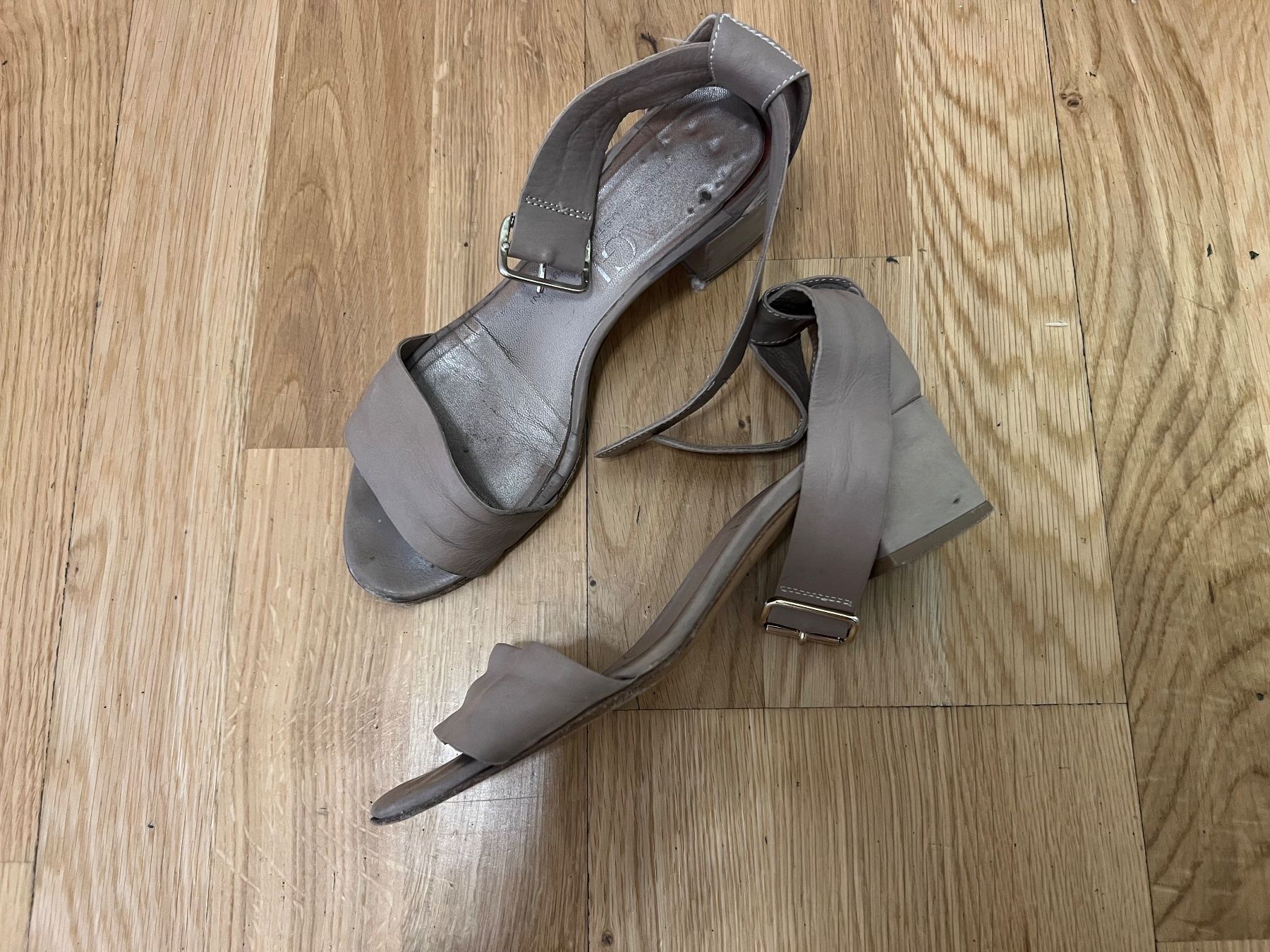 AGL Scarpe da donna: AGL Sandalen Sandals Gr 37.5 – Usato da Ebmatingen venduto da dartim 2