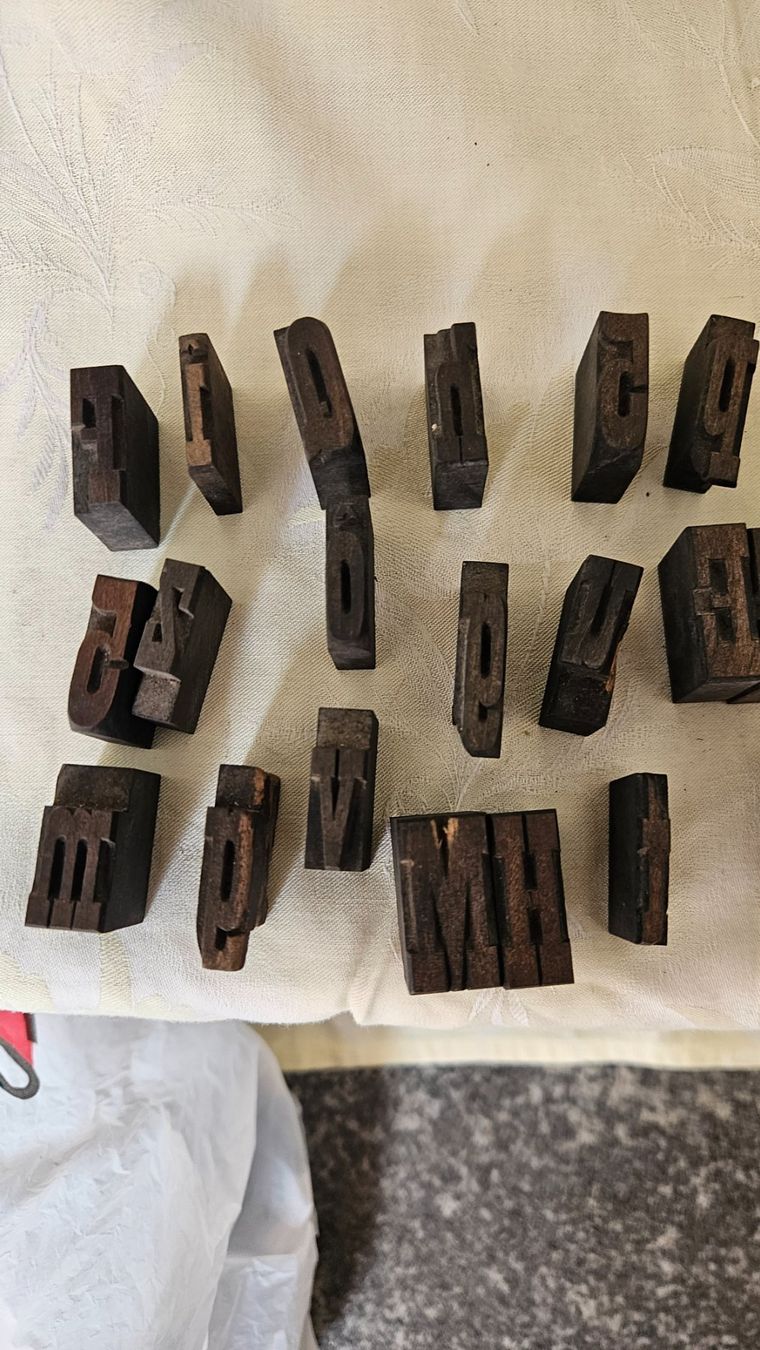 Tutti gli attrezzi: Circa 200 piccole vecchie lettere da stamperia in legno – Usato da Melano venduto da H-Sara 4