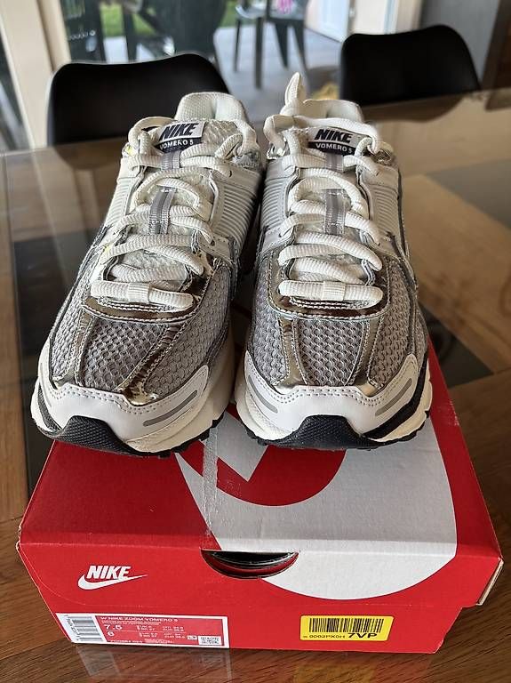 Nike Scarpe da donna: Nike Zoom Vomero 5 Metallic Silver – Nuovo e nell'imballaggio originale da Perroy venduto da barballalla 1