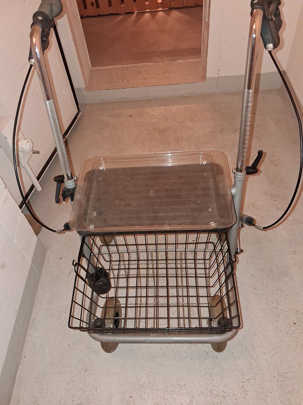 Ausili per la deambulazione: Gehhilfe Rollator mit Sitz und Korb, gut erhalten – Usato da Egg b. Zürich venduto da HerbertN 2
