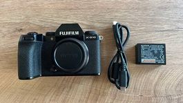 Fujifilm X-S10 Kamera mit Akku und Ladekabel