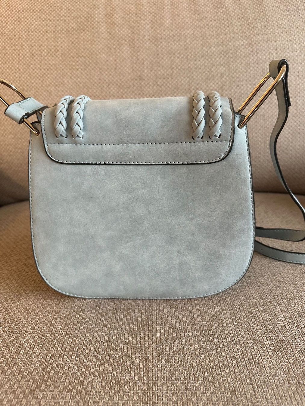 Taschen für Damen: Handtasche in Wildlederoptik hellblau mit Nieten Fransen – Neu (gemäss Beschreibung) aus Oberegg von m.akua 2