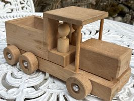 Holz LKW mit Figuren. Hergestellt in der Klinik "im Hasel" 