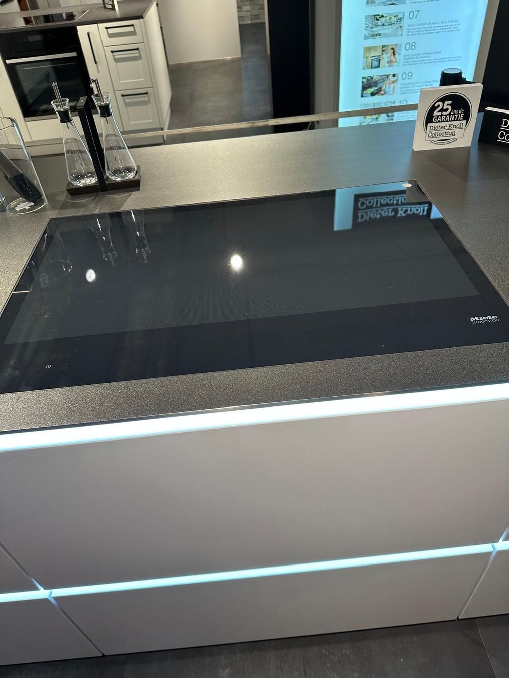 V-Zug Cucine complete: Cuisine Pfister neuve avec îlot central model d'exposition – Nuovo (secondo la descrizione) da Gimel venduto da lui_7szm 3