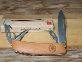 Swiza Wood Serie mit Nussbaum Griffschalen.