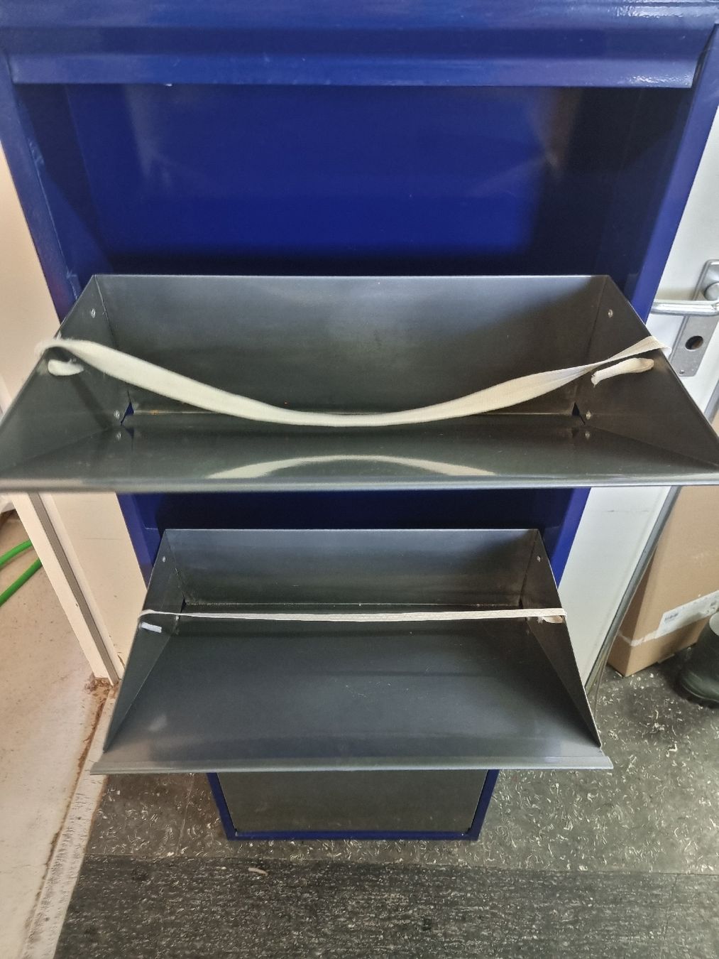 Autoribaltabili: Top Zustand! Blauer Schuhschrank mit vier Fächern. – Usato da Olten venduto da Mezopotamya 6
