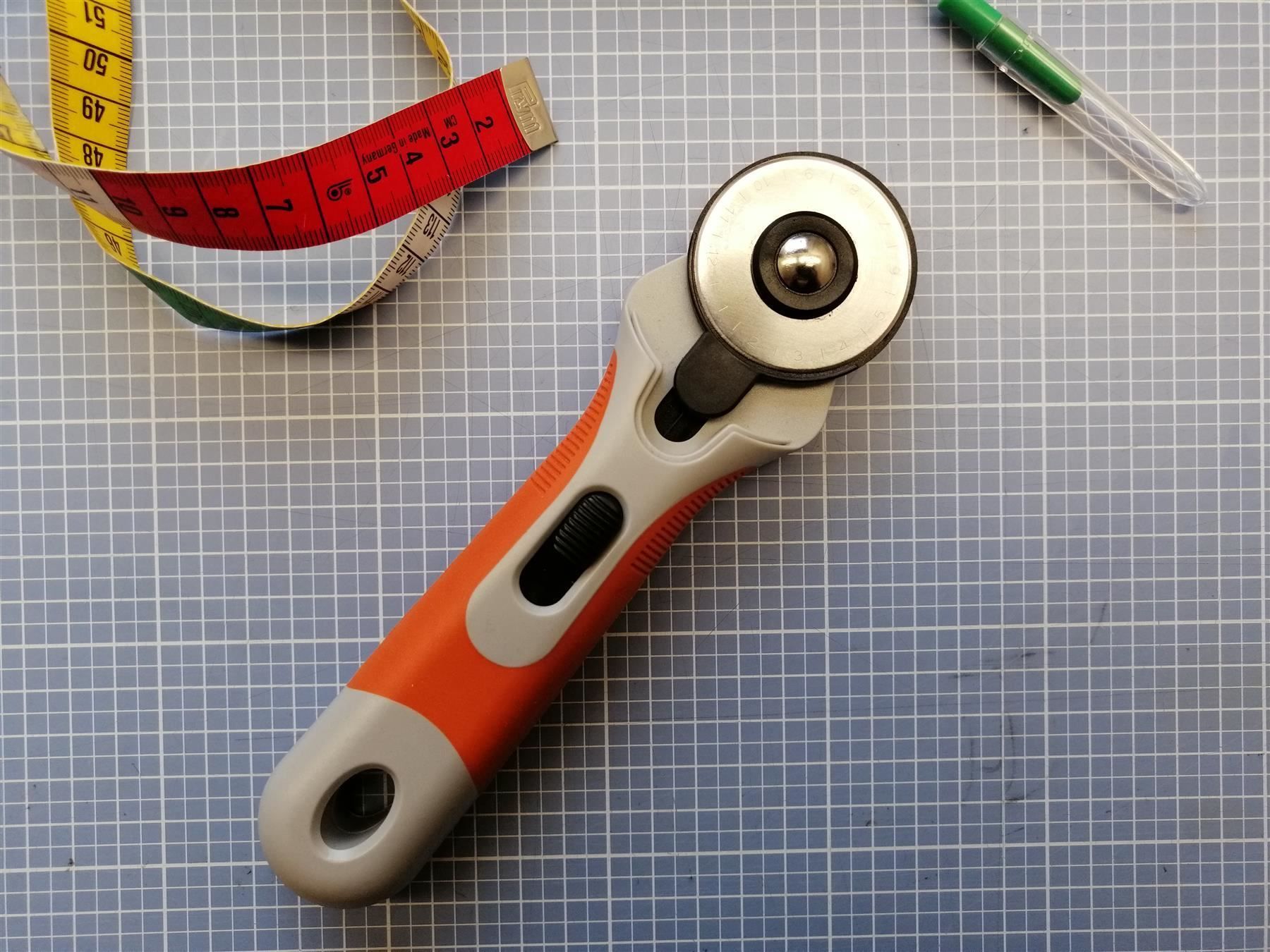 Tutti gli attrezzi: Rollschneider gross 45mm inkl. 6 Klingen – Nuovo e nell'imballaggio originale da Winterthur venduto da LederSchneiderei