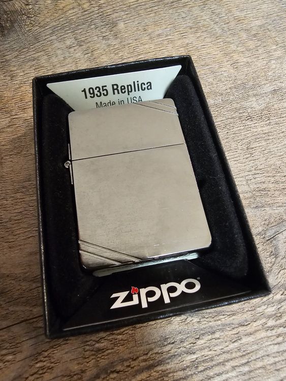 Zippo 1935 Replica Feuerzeug - Mit Out Slashes, Robustes Messing, Weltberühmter Klick