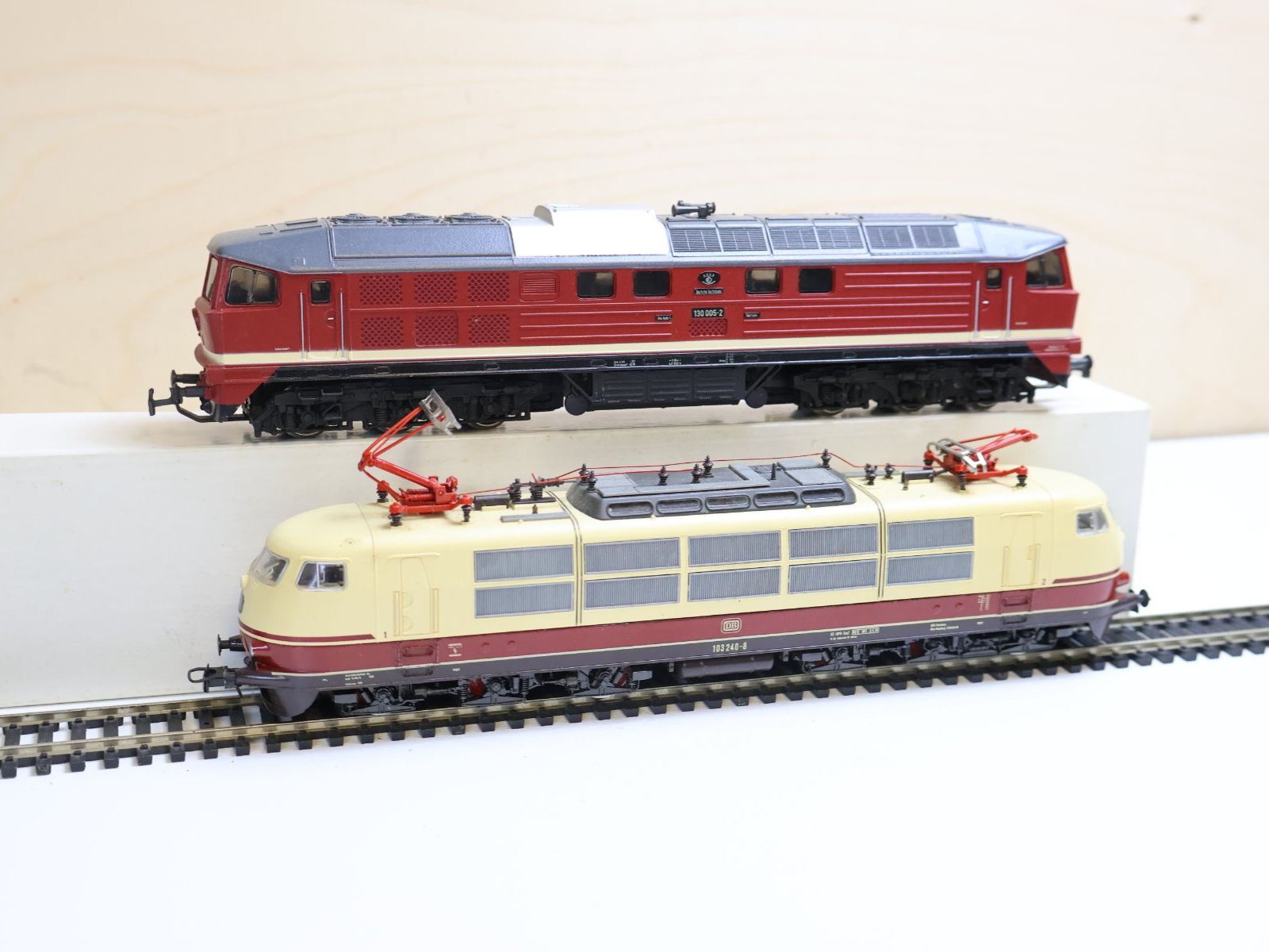 Roco Modellini di ferrovie: ROCO 2 x grosse E-Lok TEE / Diesellok - H0 Doppelpack – Usato da Winterthur venduto da Monstera