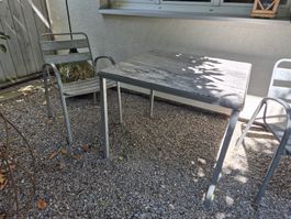 Gartentisch mit Granitplatte aus der Valle Maggia