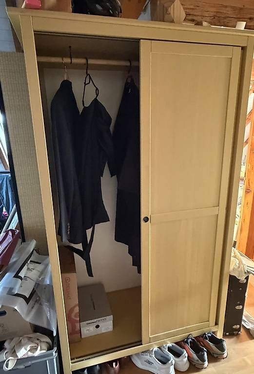 Armadi: Holz Schiebetürschrank Ikea – Usato da Münchenstein venduto da femke_lammers 1