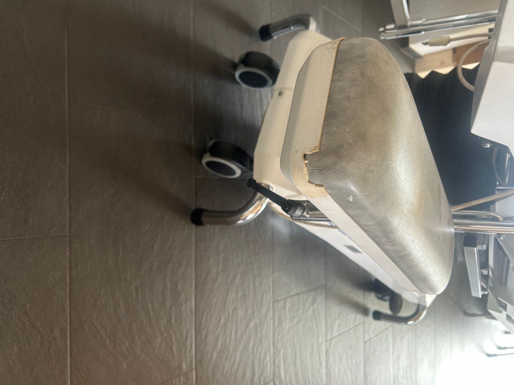 Chaises longues: elektrischer Massagetisch – D'occasion à Steinerberg par nif2 2