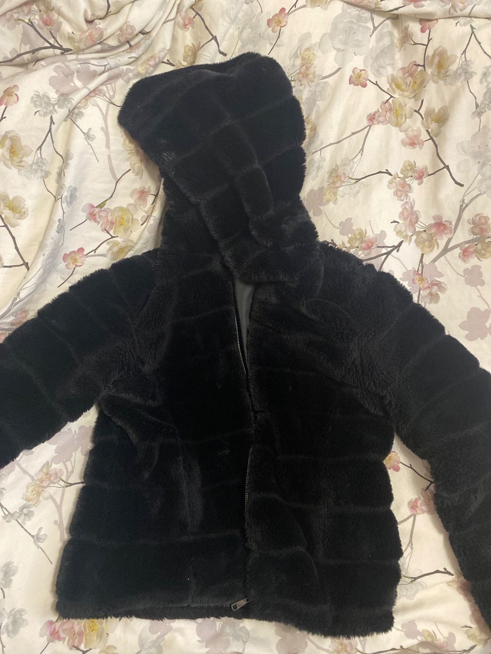 Giacche: schwarze Winterjacke mit Fell – Usato da Selzach venduto da lor_yck7
