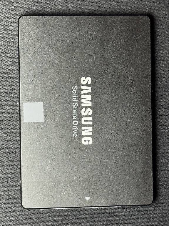 Dischi rigidi: SAMSUNG SSD 850 EVO 250GB – Usato da Niederbipp venduto da Bazhkim