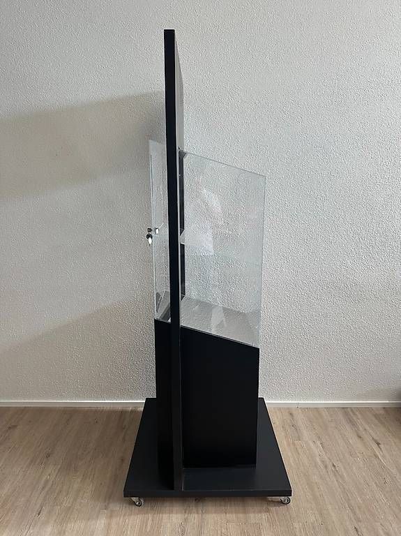 Vetrine: Mobile Vitrine mit Acrylglas und Schloss auf Rollfuss – Usato da Obernau venduto da Arche_Noah_Brocki 6