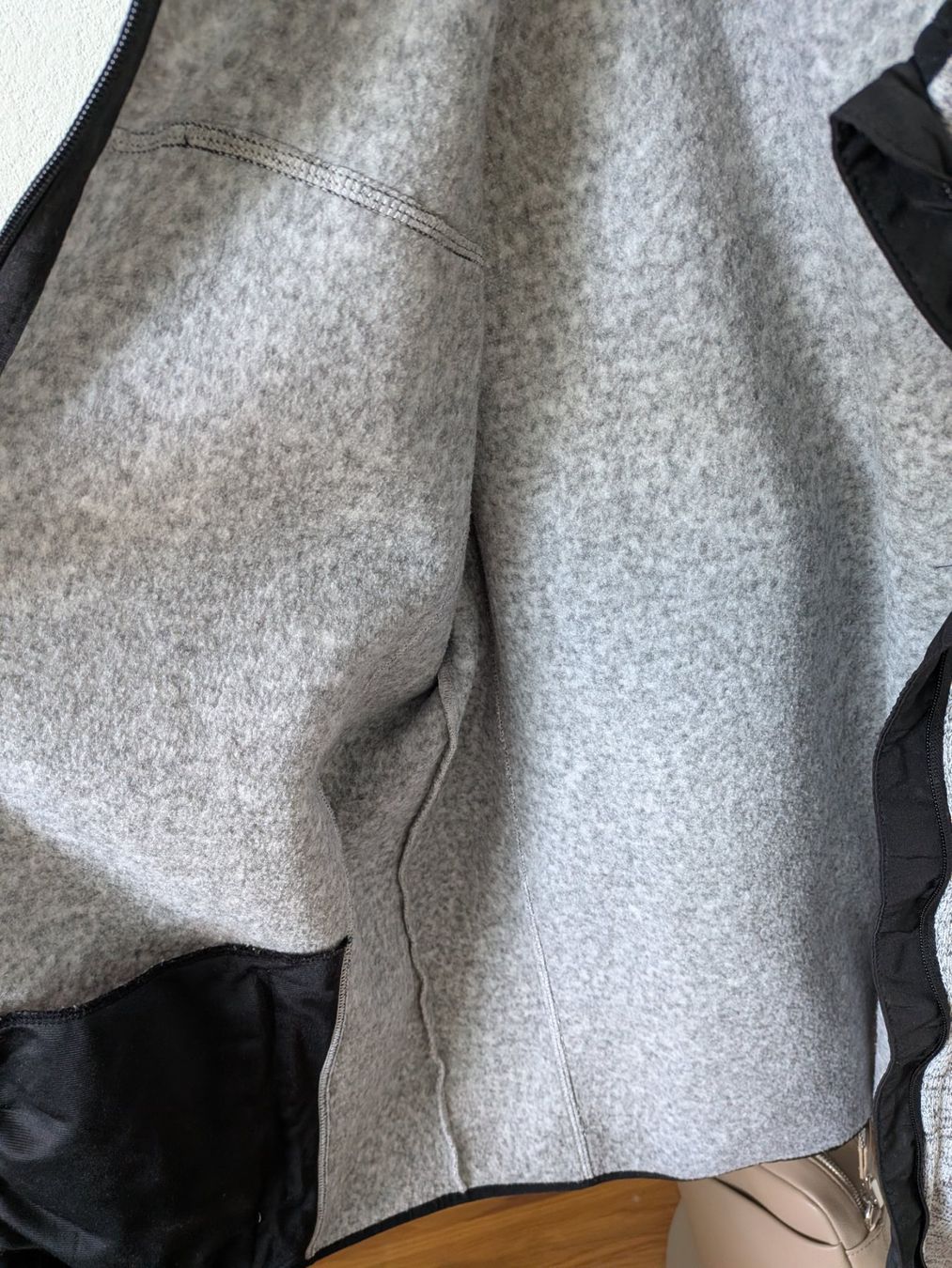 Giacche: 3XL hellgrau melierte Strickjacke mit Reissverschlüssen – Usato da St. Gallen venduto da Bisaknosp 3
