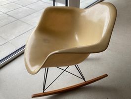Rocking-chair Eames vintage fibre de verre années 50