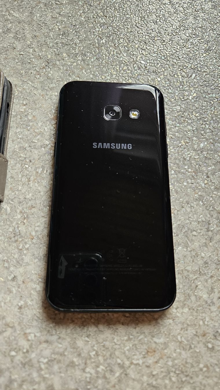 Samsung Telefoni cellulari / Smartphones: Samsung Galaxy A3 2017, Schwarz – Usato da Lyss venduto da Janine_z23 1