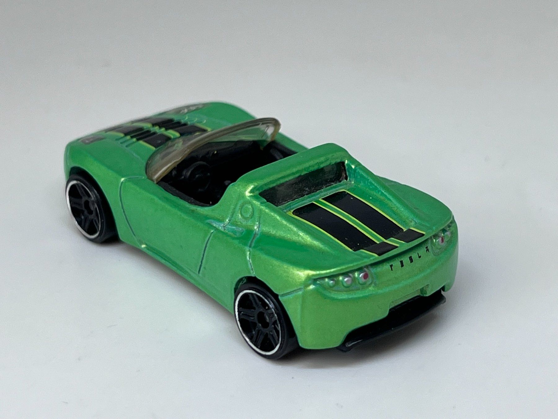 Hot Wheels Modellini d'auto: Hot Wheels 2008 Tesla Roadster #141 – Usato da Wildegg venduto da LaaBoutique 2