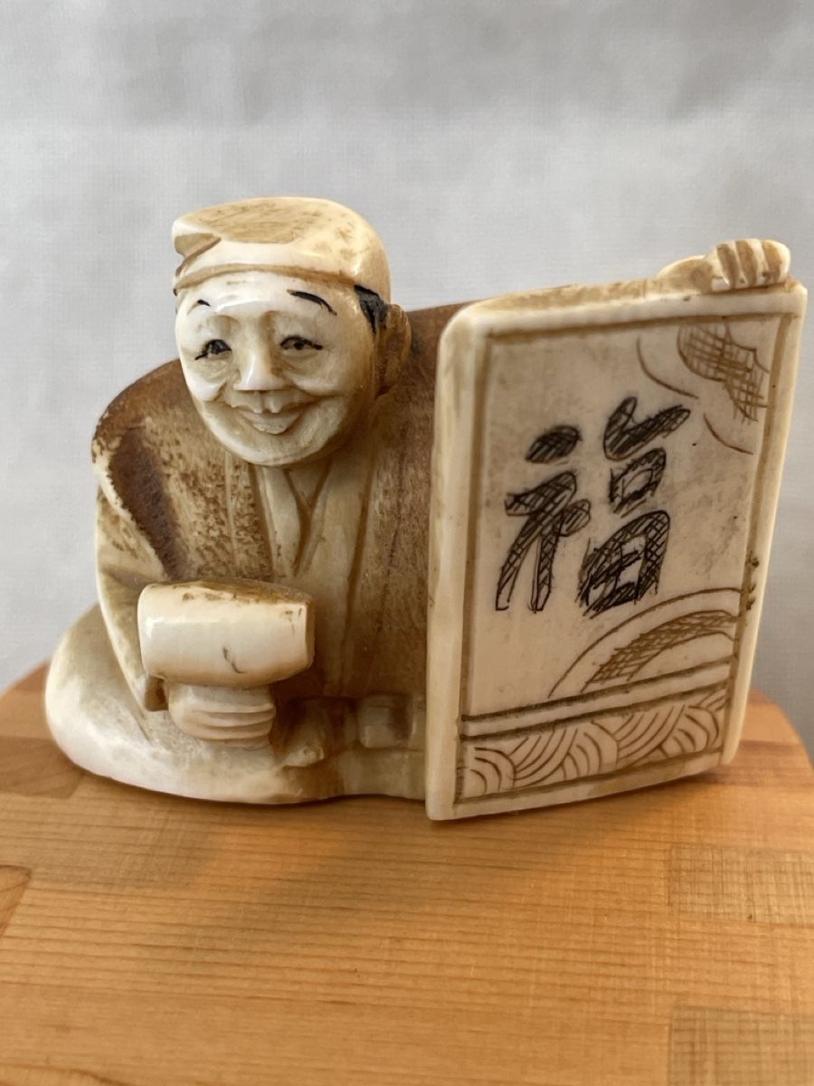 Statuette: Netsuke, sitzender Mann mit Tafel, signiert – Usato da Embrach venduto da Gauvain1