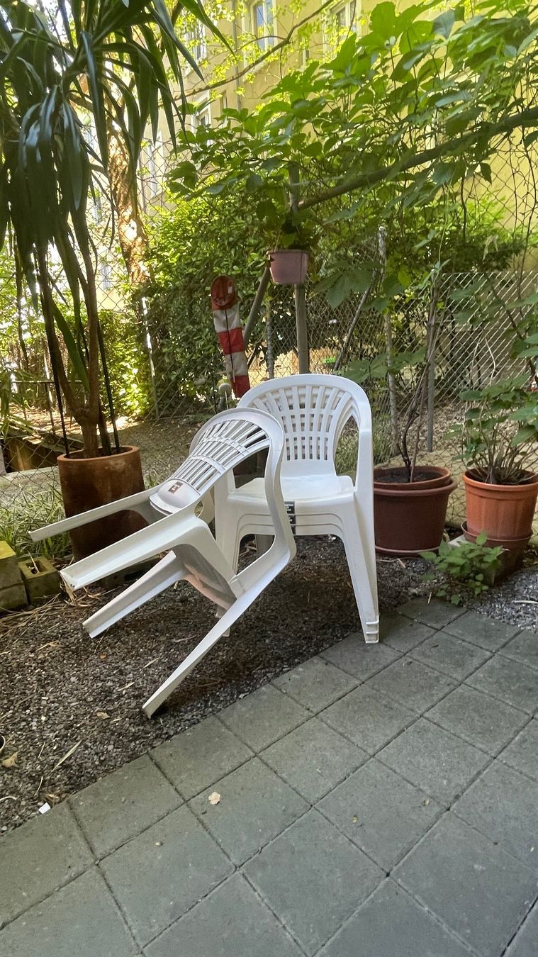 Sedie: 12 Stapelbare Gartenstühle – Usato da Zürich venduto da waldmaedchen 1