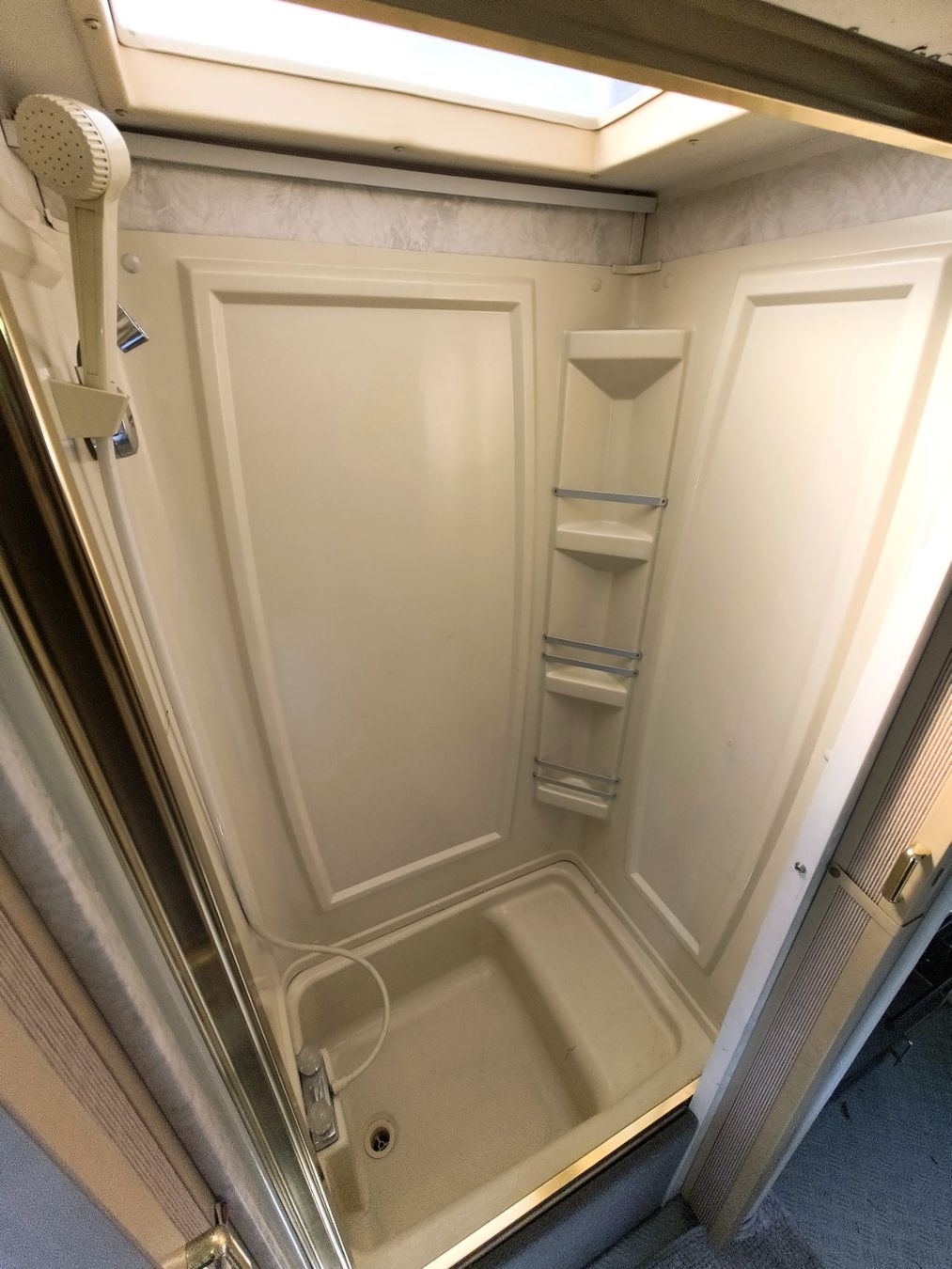 Chevrolet Camping Fahrzeuge: Chevrolet Challenger Camper/Tiny House – Gebraucht aus Etzelkofen von madafaka_06 8