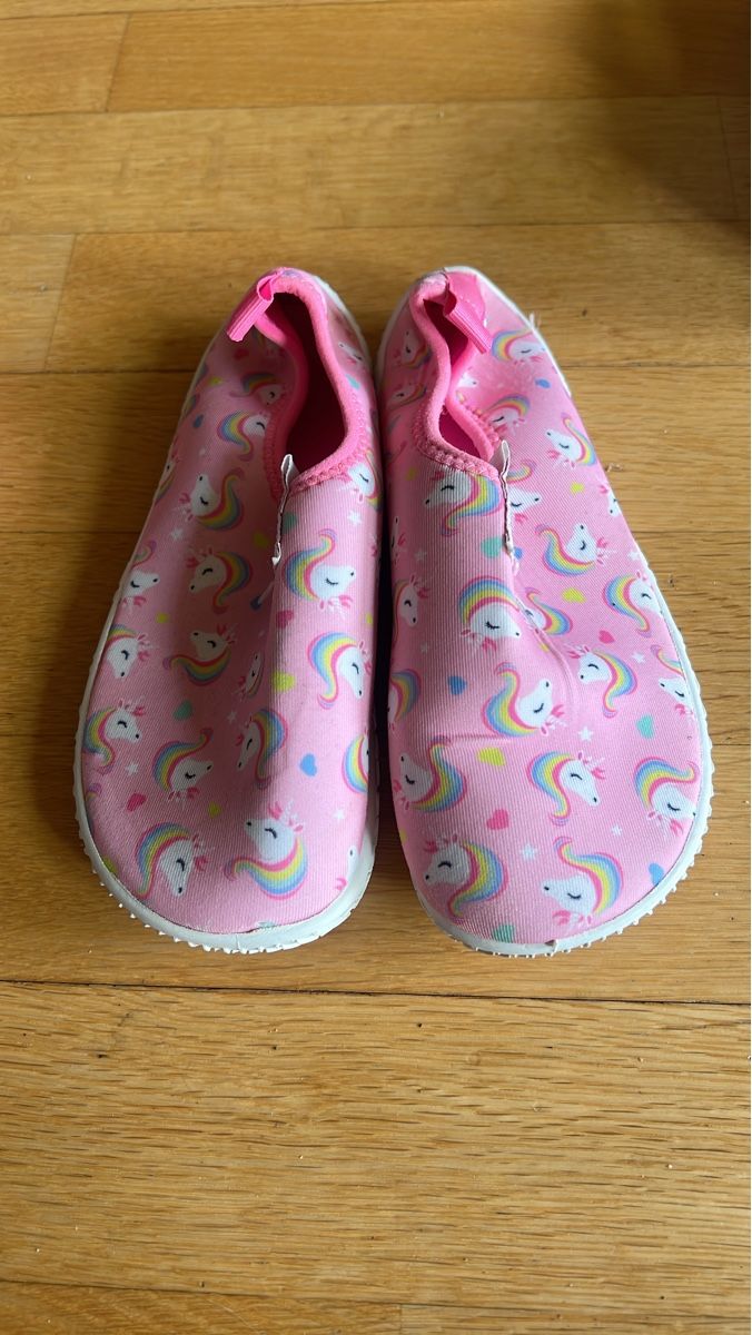 Scarpe per ragazze: Badeschuhe Mädchen Einhorn Gr. 33 – Usato da Zürich venduto da Salsera79