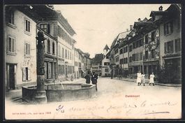 Delemont, belebte Strassenszene mit Brun