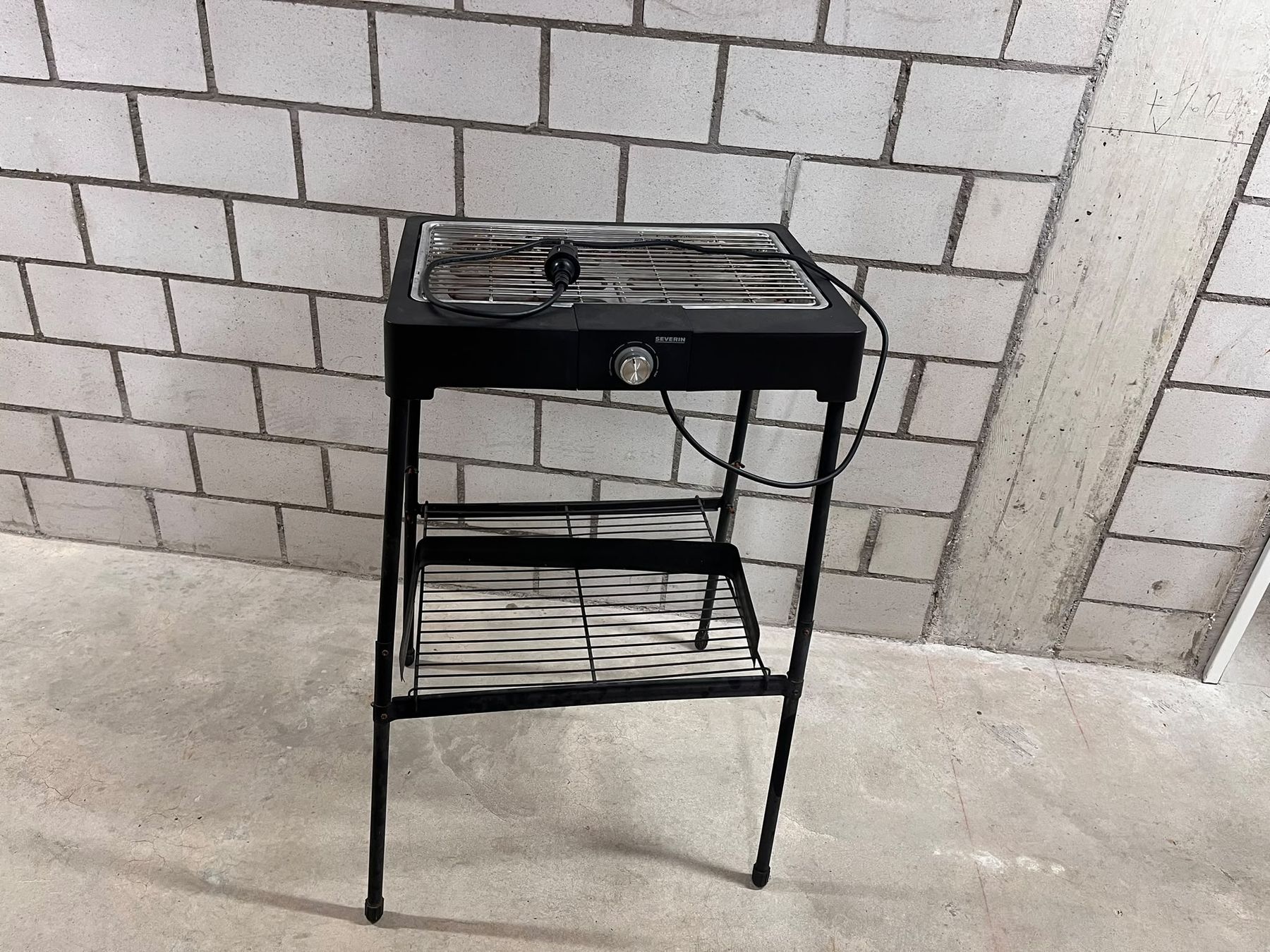 Griglie: Electric grill with stand black used condition – Usato da Winterthur venduto da shr_t7gp