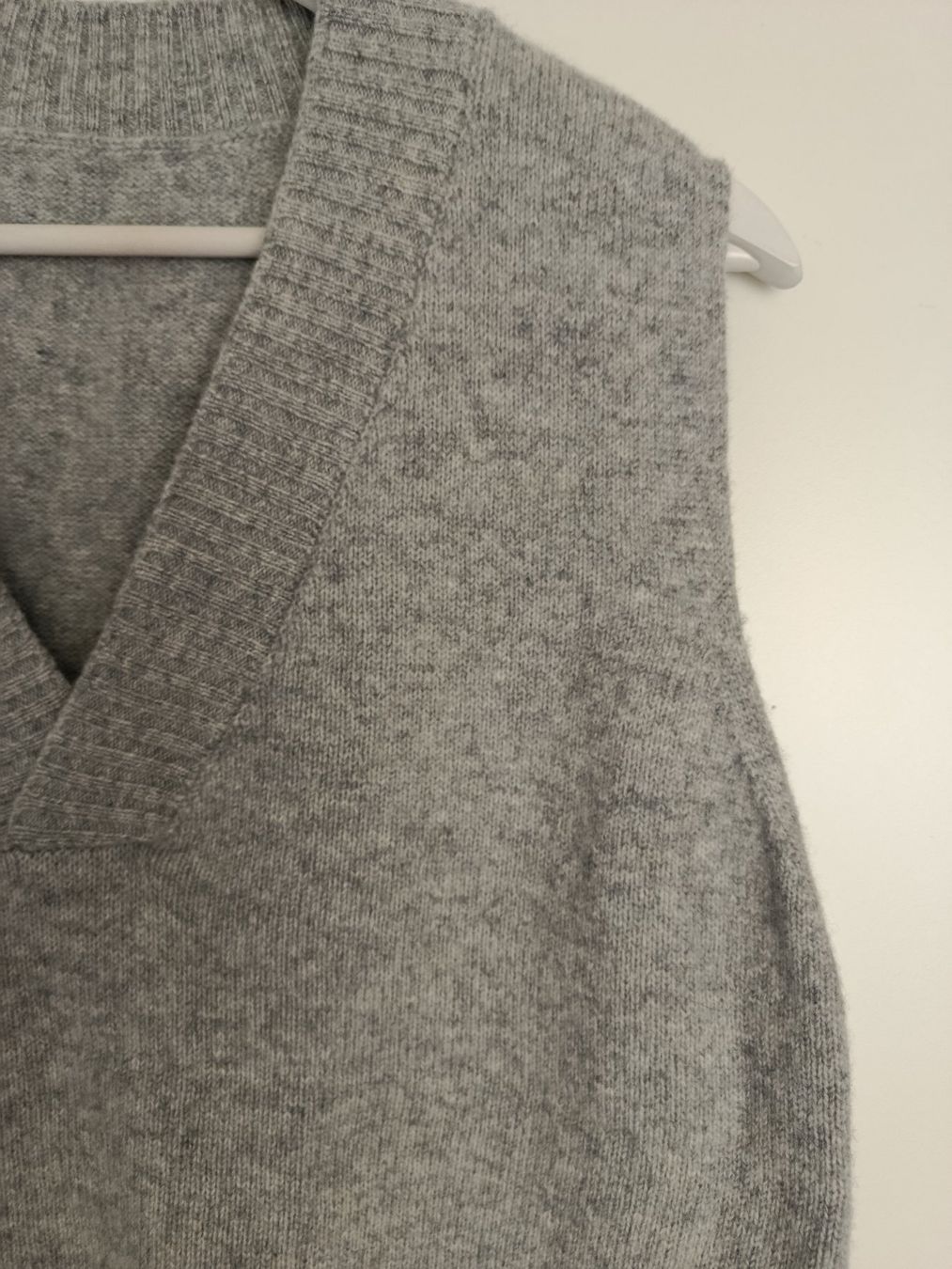Pullover & Sweatshirts: Kaschmir Pullunder mit V-Neck – Neu (gemäss Beschreibung) aus Weiach von sim_8s27 4