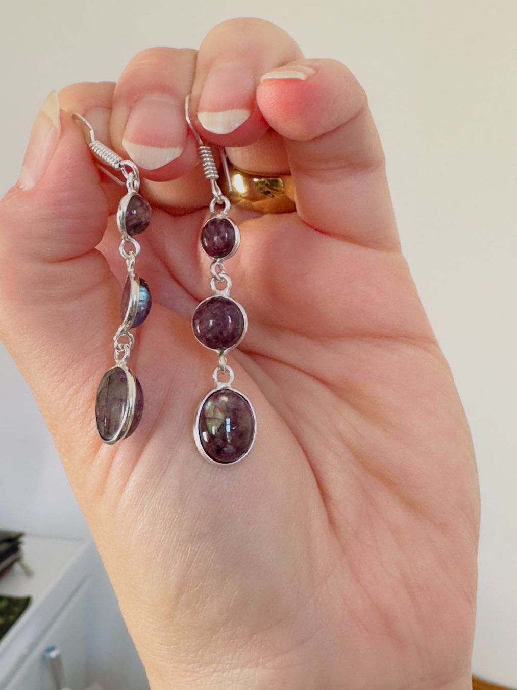Orecchini pendenti & Orecchini a lobo: Color Enhanced Red Flash Labradorite earrings – Nuovo e nell'imballaggio originale da Genève venduto da AGBERG 1