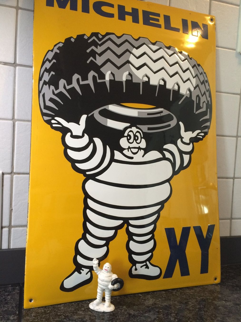 Michelin Schilder: Michelin Emaille Schild mit einer Gusseisernen Werbe-Figur – Gebraucht aus EMMETTEN von pfi_cbg5