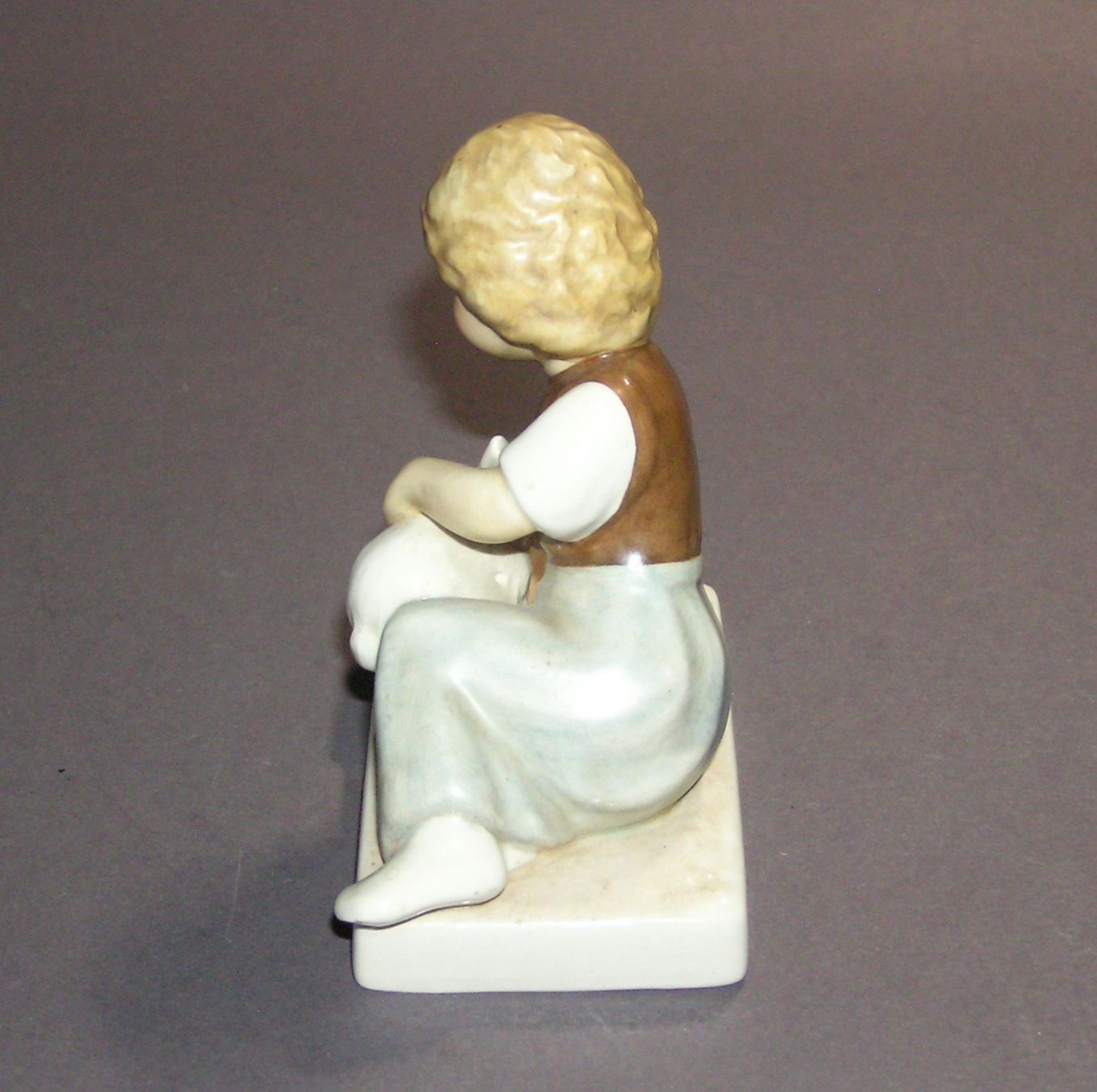 Statuette: GOEBEL FIGUR MÄDCHEN MIT HASE 1984 – Usato da Grenchen venduto da Antique-hunter 3