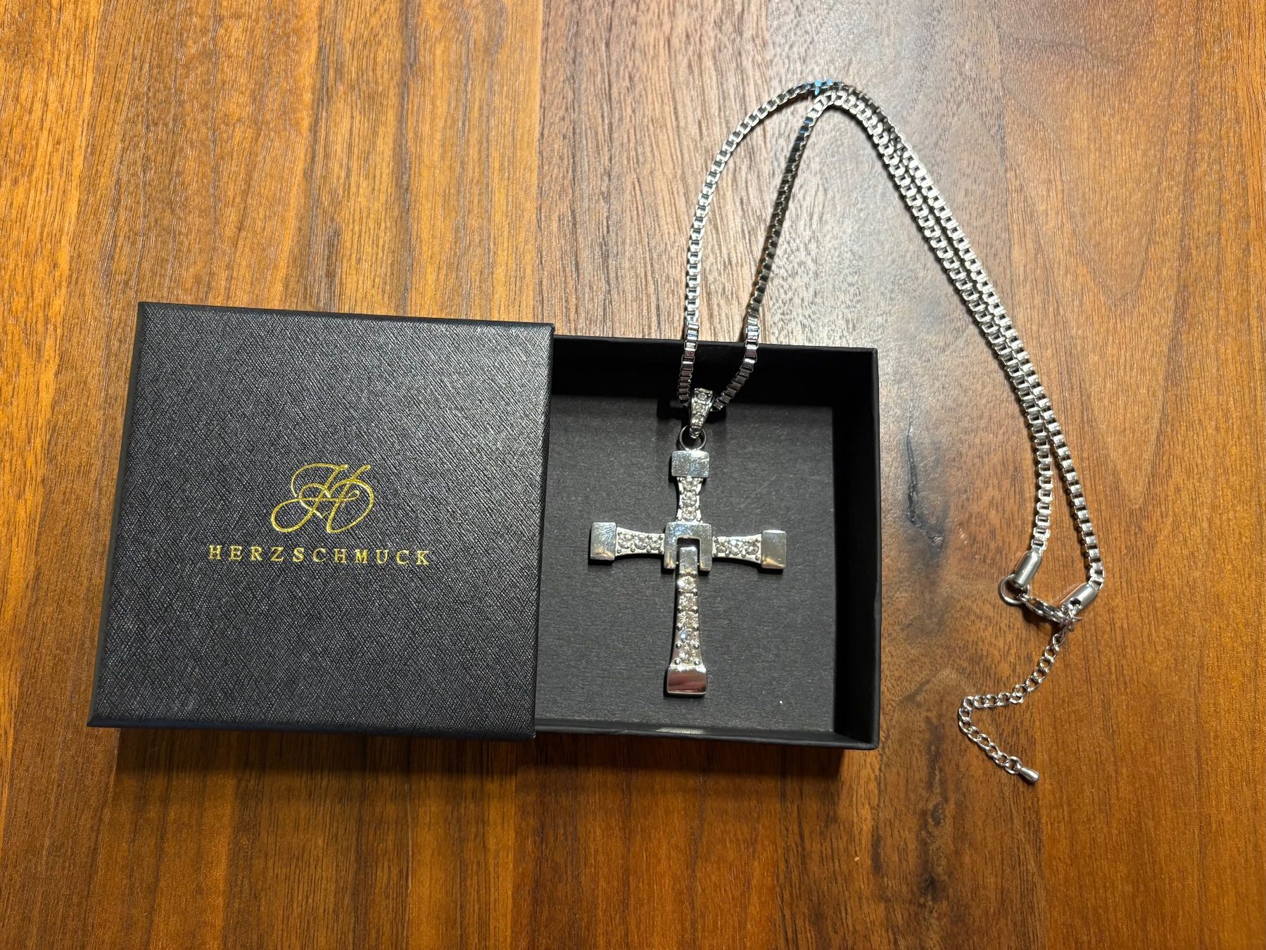 Ciondoli: Kreuz mit Halskette – Usato da Embrach venduto da Bdennis