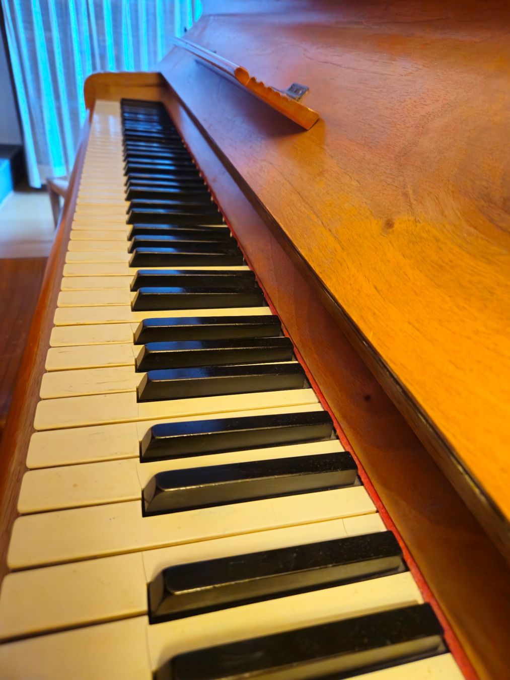 Instruments de musique: Klavier mit Hocker – D'occasion à Davos Dorf par Outdoor1700 1