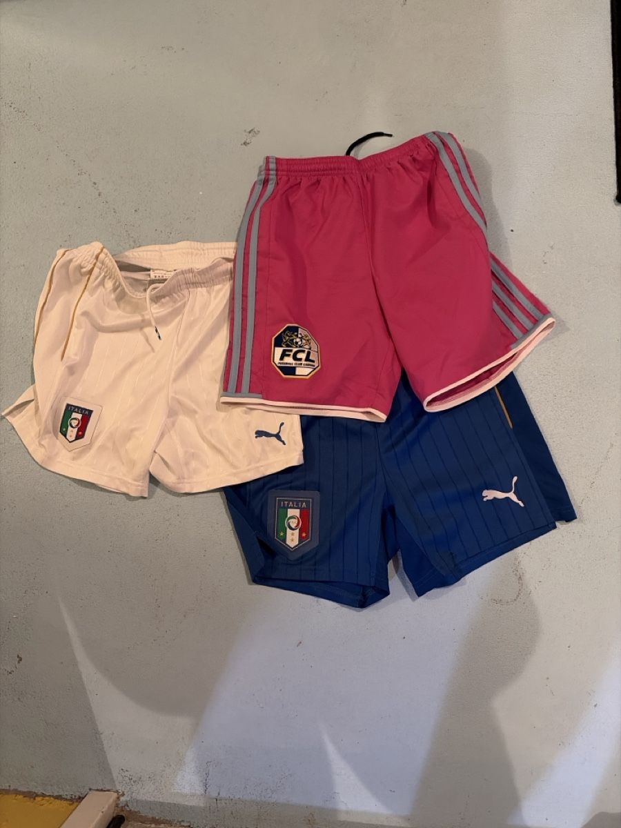 Puma Lotti & Set di vestiti: 3 kurze Fussballhosen – Usato da Root venduto da 156500