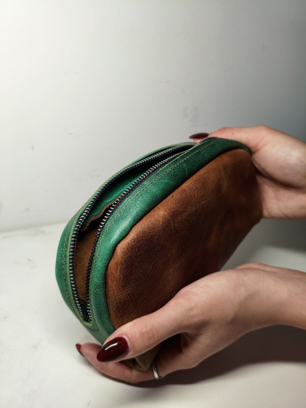 Altro in Scrittura & Disegno: Handgefertigte Ledertasche, einzigartig, Top Zustand! – Nuovo e nell'imballaggio originale da Effretikon venduto da Furky