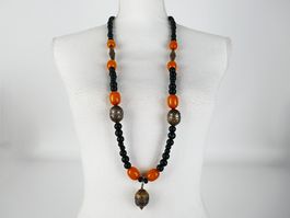 Halskette mit Schwarzen, Orangen Perlen