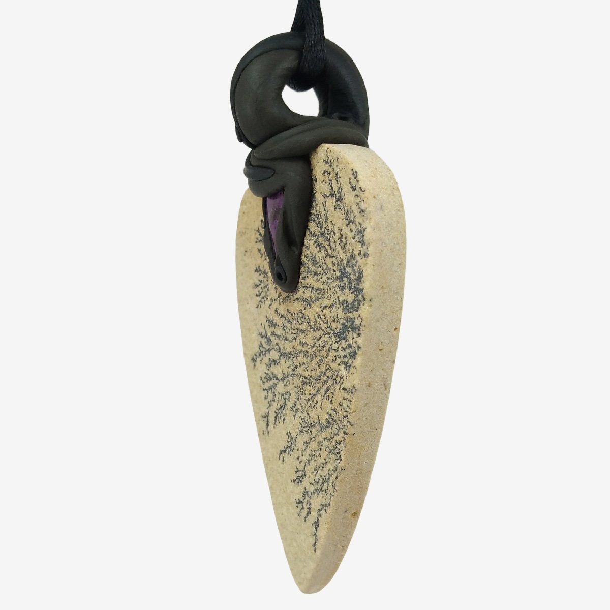 Minerali & Pietre curative: Dendritenkalk Steinanhänger mit Sugilith – Nuovo e nell'imballaggio originale da Meilen venduto da BYRD-Design 1